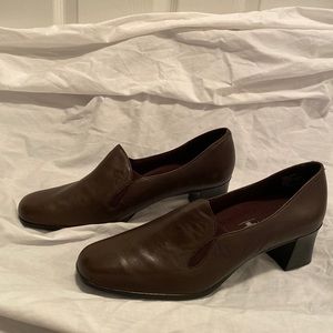 Brand New Brown Air Supply Dress Shoes…size 10M…very comfortable shoes..